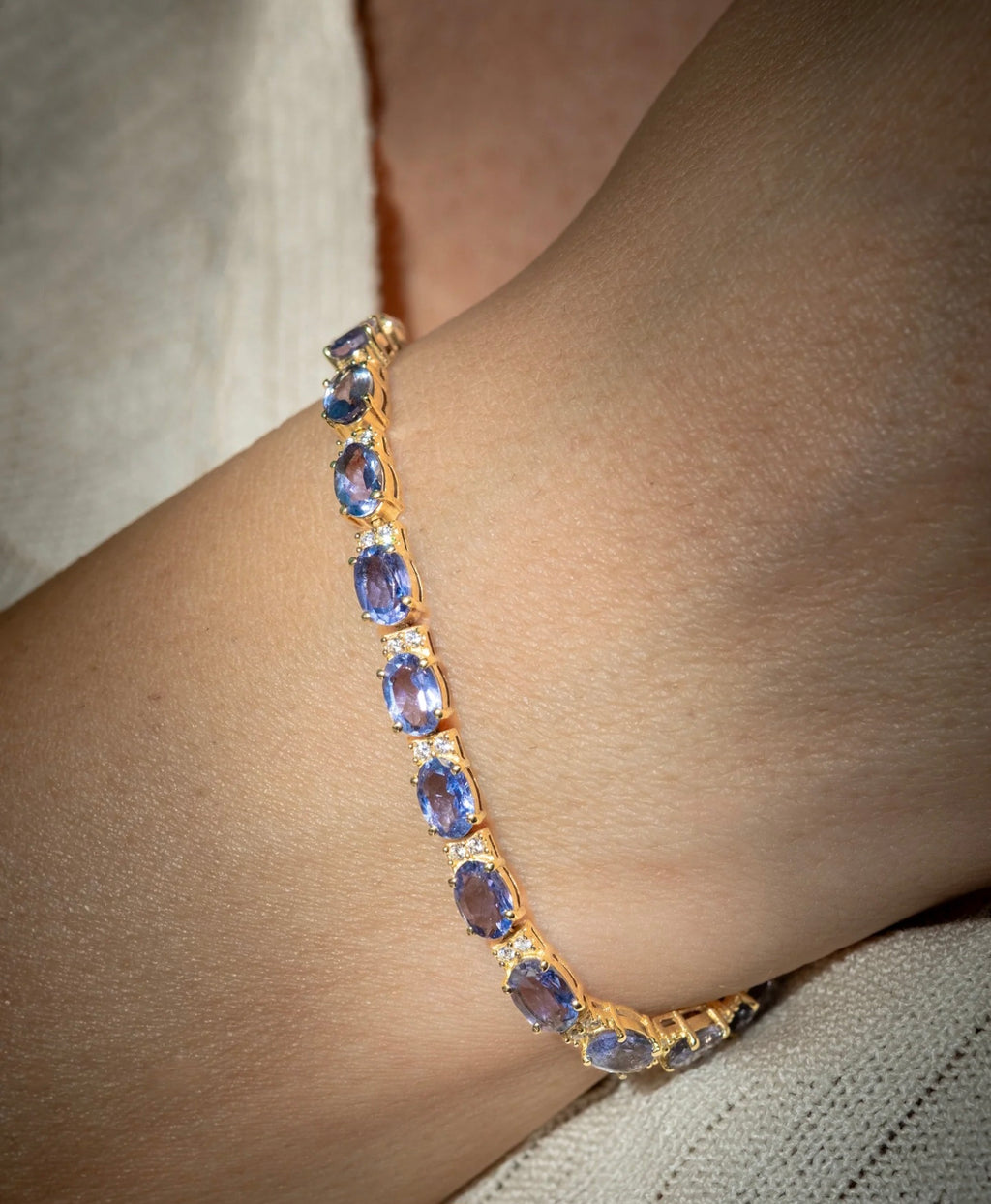 Tennis Bracelet with iolite and pendant with Topaz